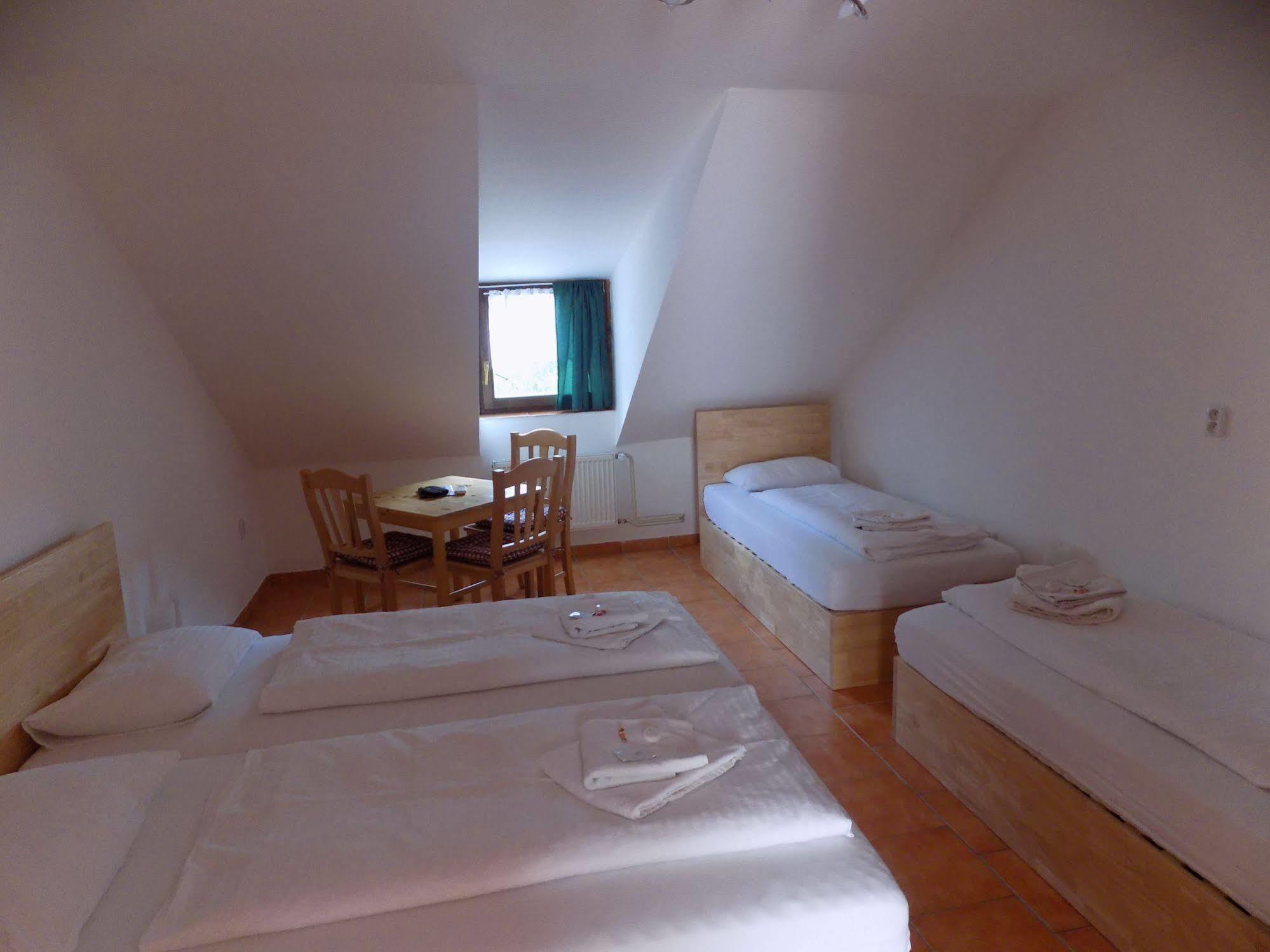 Hotel Kreta Кутна Гора Екстер'єр фото